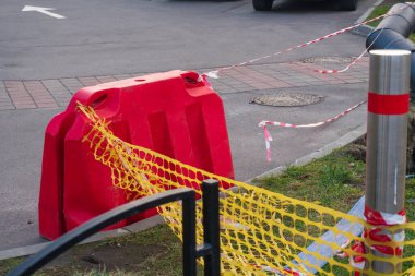 Su dolu yol barikatı. Tehlikeli bölgelerde bariyer