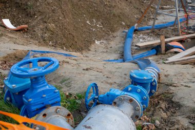 Flange bağlantıları yakın plan. Su tedarik sisteminin tamiri.