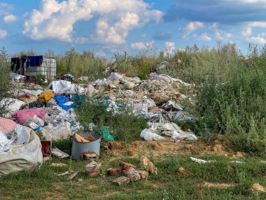 Bir tarlanın ortasında çöplük. Atık kirliliği