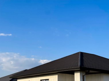 Dört perdeli çatı. Siyah metal kiremitler