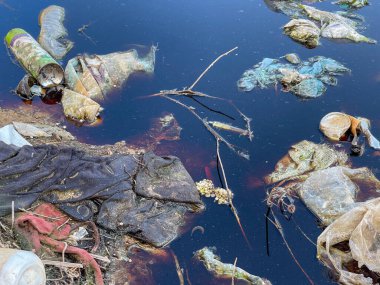 Çöp tarafından kirletilmiş su. Kirli su akışıyla kirlilik