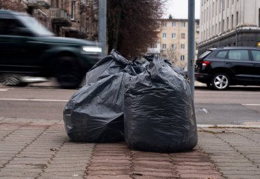 Yol kenarından çıkartılmayı bekleyen bir yığın çöp yığını var..