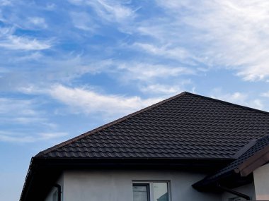 Metal kiremitlerle kaplı çatılar modern binalara zarafet ve modern görünüş katıyor.