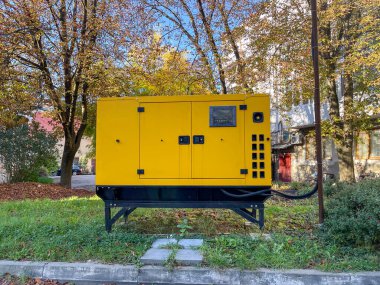 Büyük sarı açık hava dizel jeneratörü her an elektrik sağlayabilir.