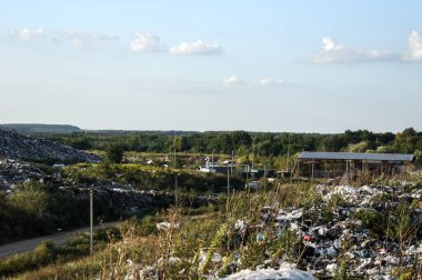 Küçük bir atık geri dönüşüm tesisi, kirliliğe karşı mücadelede kaydedilen ilerlemeyi simgeleyen dev bir atık sahasının zeminine karşı çalışıyor.