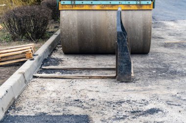 Asfalt sıkıştırıcısının önü