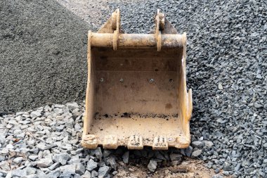 Güçlü dişleri olan, kazmak için tasarlanmış dev bir kazıcı kovası.