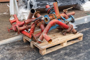 İnşaat atığı olan bir boru yığını