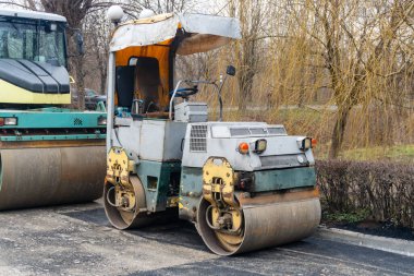 Teçhizatla temizlenmiş alanda asfalt kaldırım