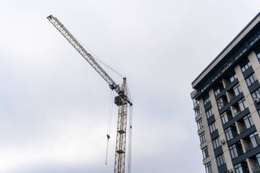 Crane yeni bir evin arka planında