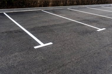 Yeni yerleştirilmiş asfaltta park alanı