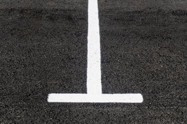 Yeni boyanmış izler. Park alanı çizgisi