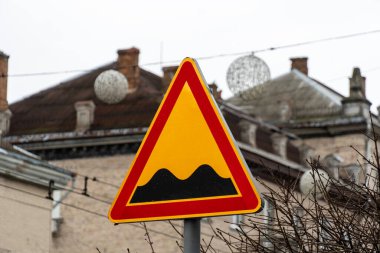 Düz olmayan yolu imzala. Yol işareti.