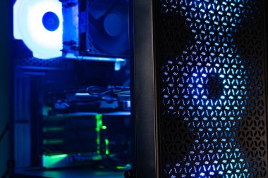 Kişisel bir bilgisayara yakın çekim, güçlü bir sistemi soğutmak için arka farları olan büyük hayranlar.