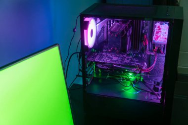 Bilgisayar sistemi ünitesi, parlak arka plan ışığı oyun atmosferi yaratıyor.