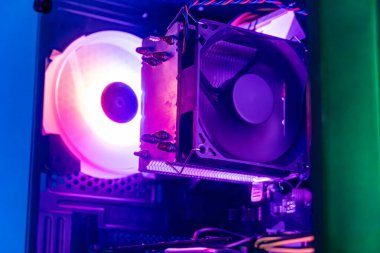 Bilgisayarın içi, mor arka plan ışığı, modern güçlü bir işlemci.