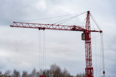 Crane ev inşaatı projesinde çalışıyor.