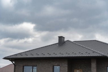 Koyu metal bir çatıdaki siyah metal baca.