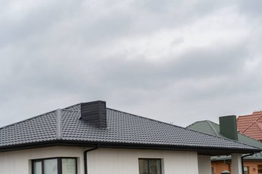 Mükemmel dikişli siyah metal çatı güneş ışığını yansıtıyor.