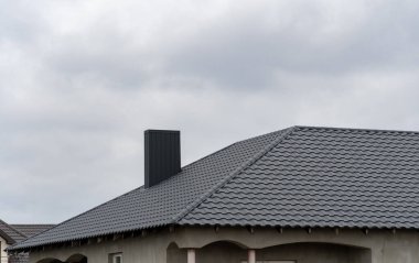 Bulutlu gökyüzüne karşı paslanmaz çelik baca