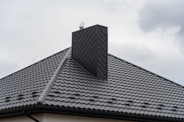 Yoğunlaştırılmış kapanı olan metal profil bacası