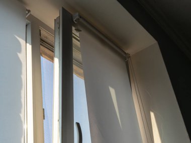 Küf ve mantar, pencere çerçevesinin köşeleri boyunca gözle görülür şekilde büyüyor. Bu da kapalı alan ortamında devam eden nem sorunlarına işaret ediyor. Doğal ışık durumu aydınlatır.