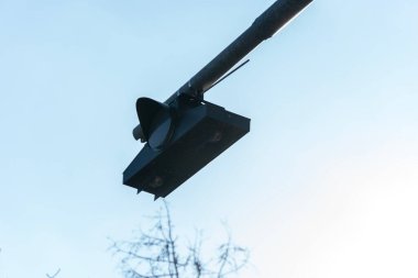 Araçlara hazırlık durumunu gösteren bir trafik sinyali bir direğin üzerinde konumlandırıldı