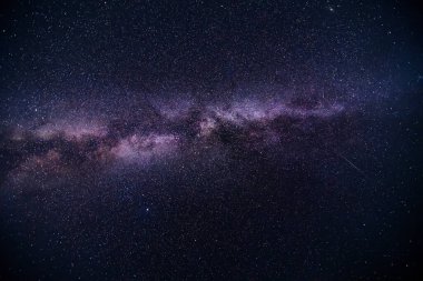 Sersemletici Samanyolu Galaksisi, berrak gece gökyüzünde güzellikle gözlemlenebilir, büyüklüğünü ve parlaklığını gözler önüne serer.