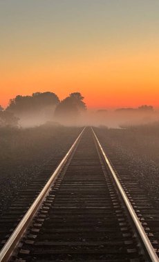 Tren rayları üzerinde güzel bir gün doğumu.