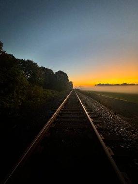 Tren rayları üzerinde güzel bir gün doğumu.