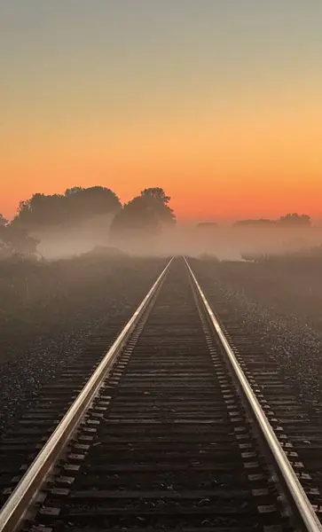 Tren rayları üzerinde güzel bir gün doğumu.