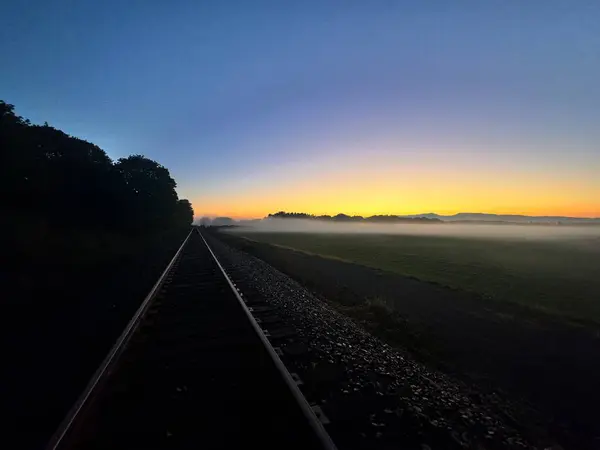 Güneş doğarken PNW 'de demiryolu