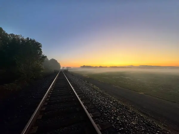 Tren rayları üzerinde güzel bir gün doğumu.