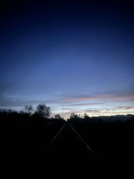 Sonbahar gündoğumu demiryolu rayları üzerinde