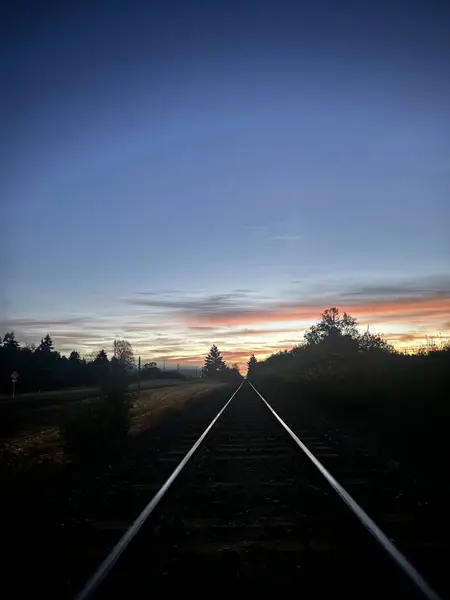 Sonbahar gündoğumu demiryolu rayları üzerinde