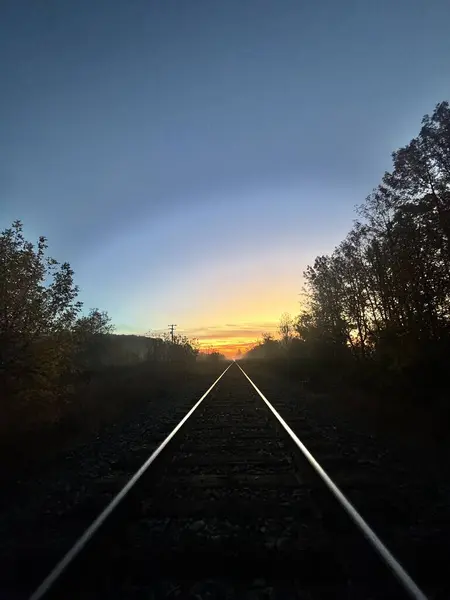 Sonbahar gündoğumu demiryolu rayları üzerinde
