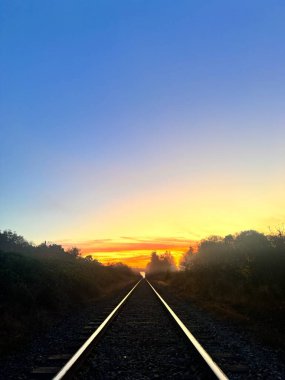 PNW Tren Rayları Üzerinde Sonbahar Gündoğumu