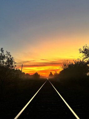 PNW Tren Rayları Üzerinde Sonbahar Gündoğumu