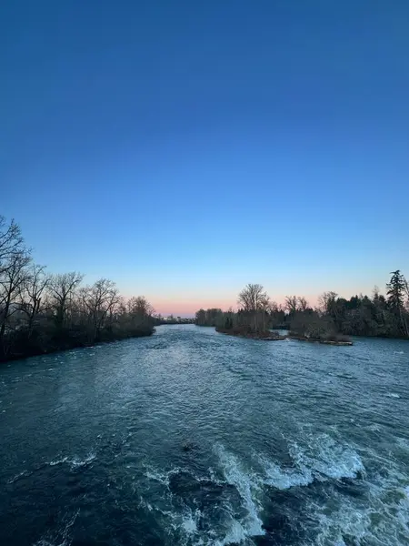 Suyun Üzerinde Güzel Gün Doğumu. Pasifik Kuzeybatı PNW