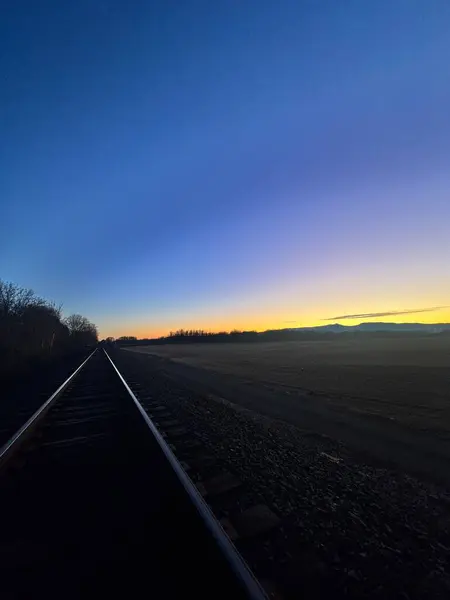 PNW 'de Gündoğumu ve Tren Rayları. Oregon 'un Güzel Kış Gökyüzü