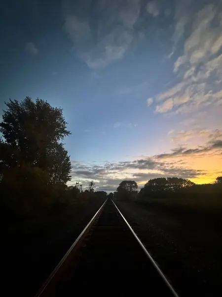 PNW 'de tren rayları ve gündoğumu. Güzel Sonbahar Gündoğumu