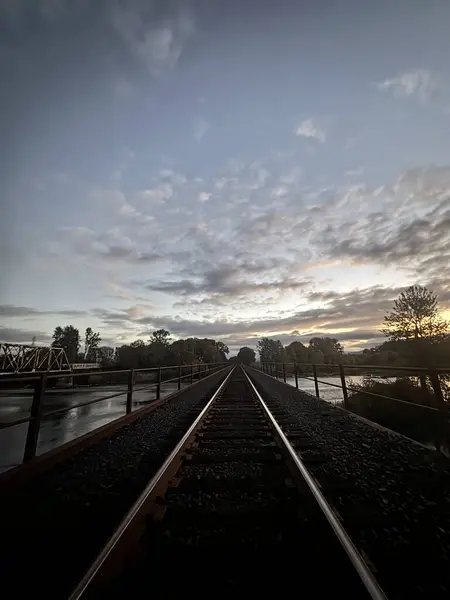 PNW 'de tren rayları ve gündoğumu. Güzel Sonbahar Gündoğumu