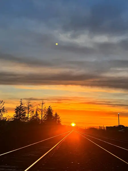 PNW 'de gün doğumu ve tren rayları 