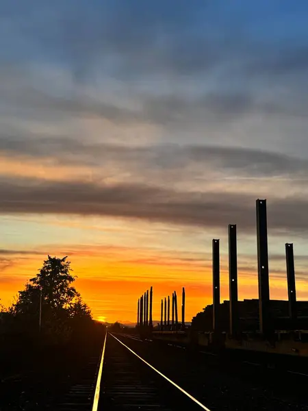 PNW 'de gün doğumu ve tren rayları 