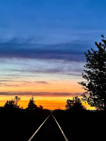 PNW 'de gün doğumu ve tren rayları 