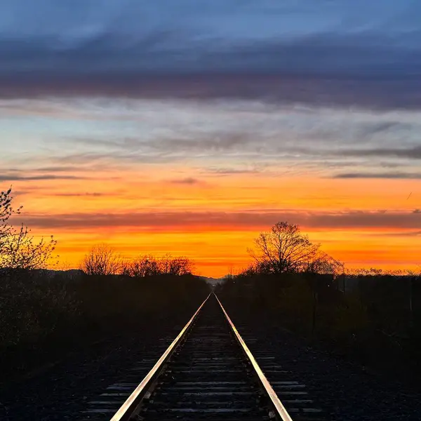 PNW 'de gün doğumu ve tren rayları 