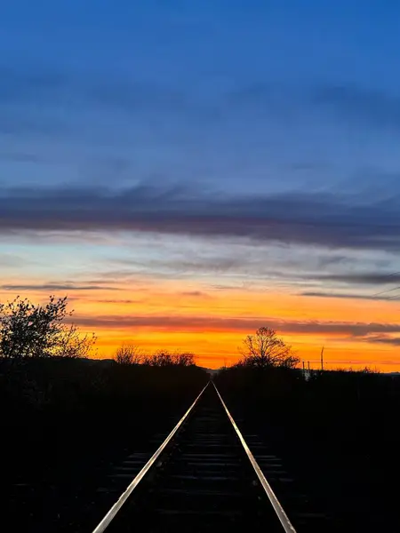 PNW 'de gün doğumu ve tren rayları 