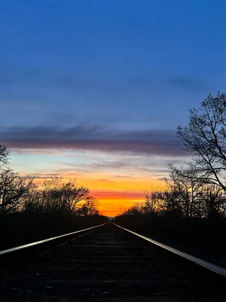 PNW 'de gün doğumu ve tren rayları 