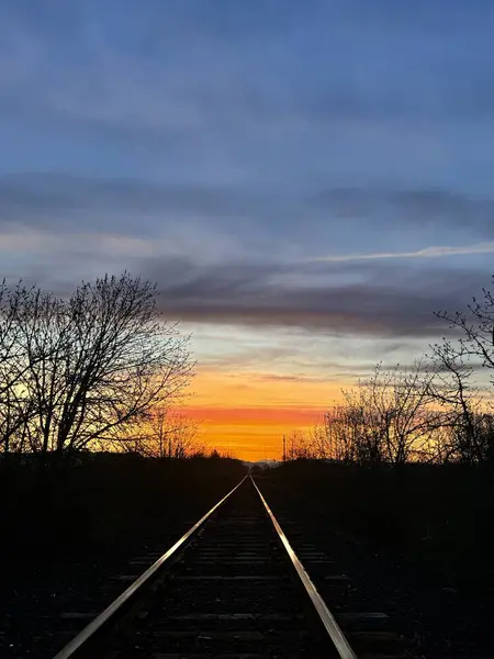 PNW 'de gün doğumu ve tren rayları 