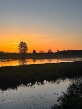 Kuzeybatı Pasifik 'te güzel ve canlı bir gün doğumu..
